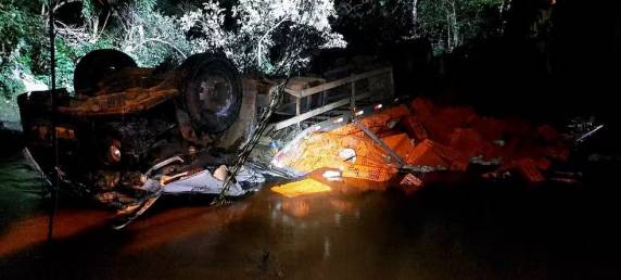Homem de 26 anos, mulher de 25 e criança de 10 foram encontrados sem vida depois do acidente. Caso ocorreu em São Domingos, no Oeste de Santa Catarina.