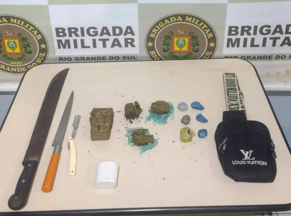 Durante a revista pessoal foram localizados com o suspeito 225 gramas de maconha e duas armas brancas em uma sacola.