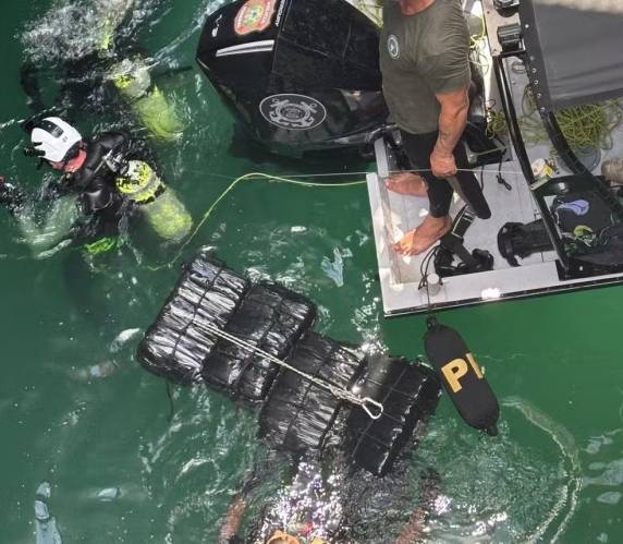 Droga foi vista durante fiscalização em Imbituba, no Litoral Sul. Embarcação iria para a África do Sul, segundo a Polícia Federal.