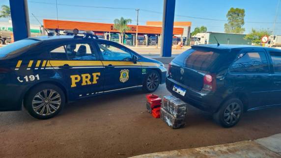 A droga totalizou 47,7 quilos e estima-se que, após fracionada e comercializada, poderia render mais de 100 mil reais aos criminosos. 