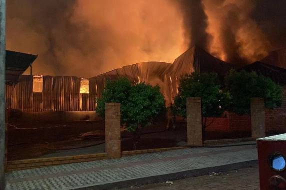 Incêndio destrói fábrica de cozinhas em Getúlio Vargas - foto 3