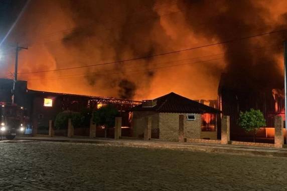 Os bombeiros levaram mais de quatro horas para combater as chamas