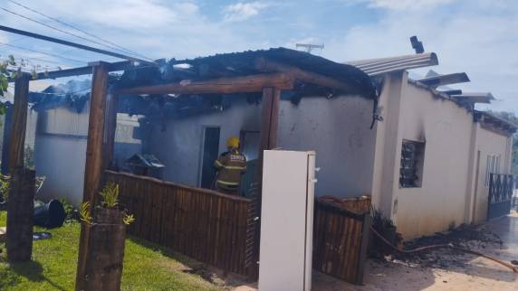 Corpo de Bombeiros combatem incêndio no interior de Santa Rosa - foto 3