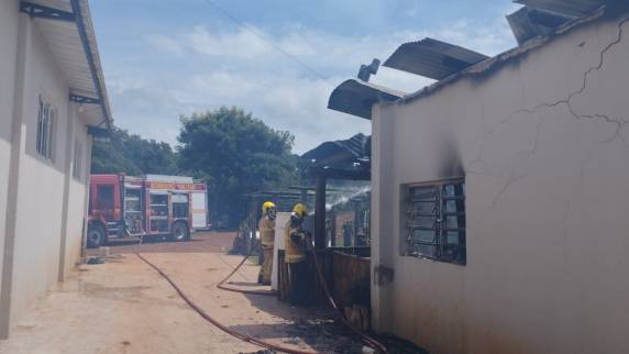 Corpo de Bombeiros combatem incêndio no interior de Santa Rosa - foto 2