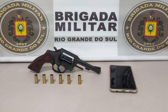 Segundo a Brigada Militar e a Polícia Civil, conflito iniciou após os criminosos fugirem ao serem flagrados tentando invadir uma casa; um envolvido conseguiu escapar