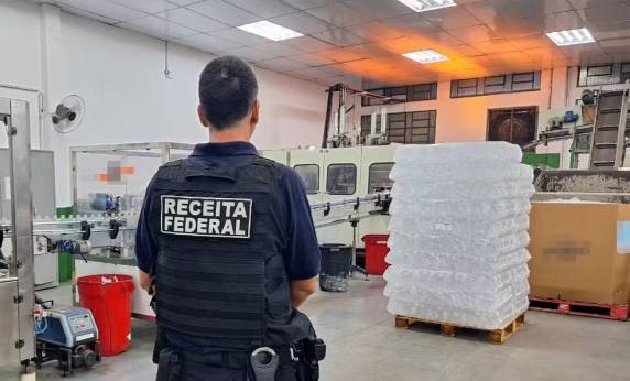 'Modulus Fictum' cumpre 23 mandados de busca e apreensão em SP e SC. Suposto esquema tinha criação de empresas de fachada e falsas transações para facilitar arrecadação indevida e dificultar fiscalização.