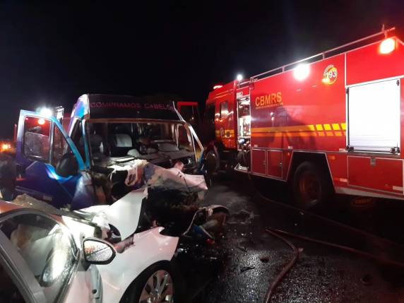 Mulher morre após colisão frontal na BR-386 em Carazinho - foto 2