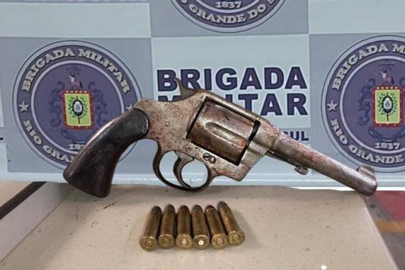 Segundo a Brigada Militar, indivíduo estava com arma de fogo em mãos e fez menção de atirar contra os agentes, após tentativa de abordagem