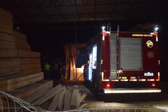 Incêndio destruiu oficina mecânica em Crissiumal - foto 2