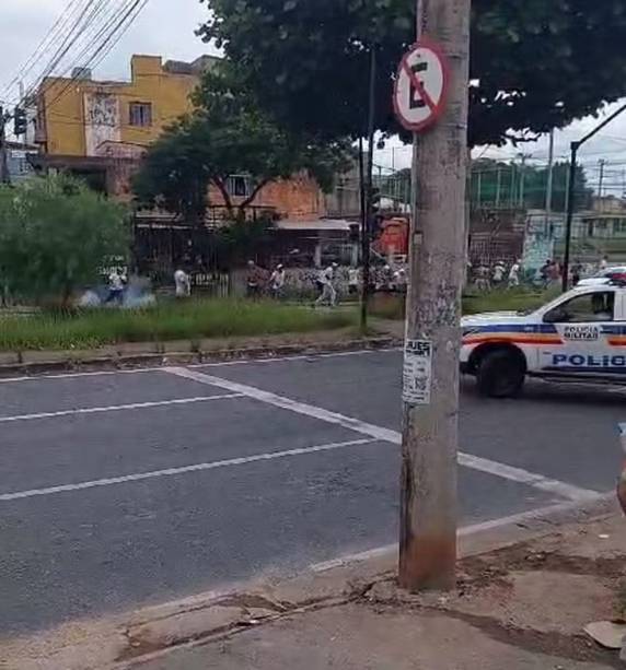 Confronto foi registrado na Avenida Tereza Cristina, na Região do Barreiro, em Belo Horizonte, na tarde deste sábado (2).