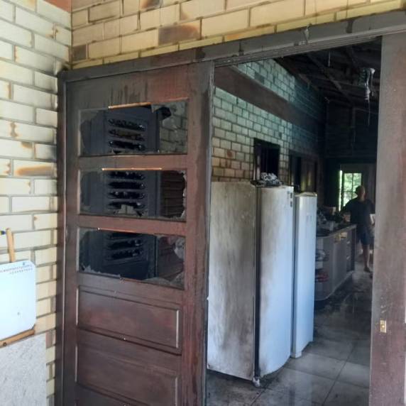 Ninguém se feriu. Chamas se alastraram no teto e atingiram a fiação da residência, em Içara.