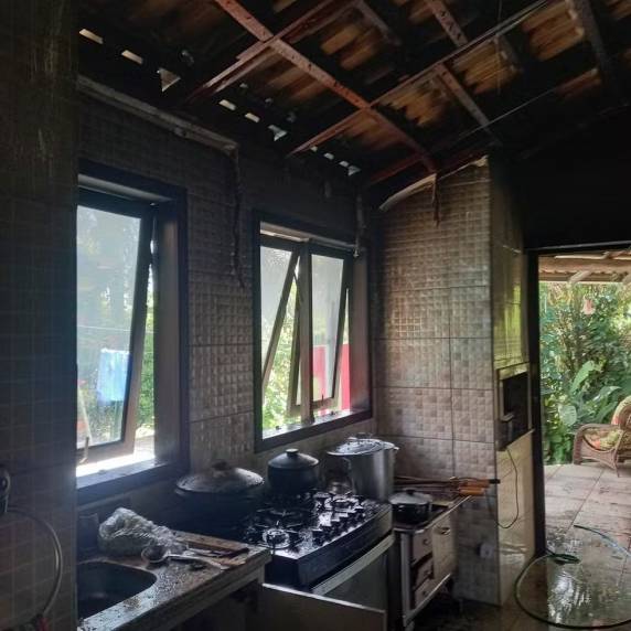 Casa é tomada por incêndio após proprietário usar gasolina para acender churrasqueira, em SC - foto 2