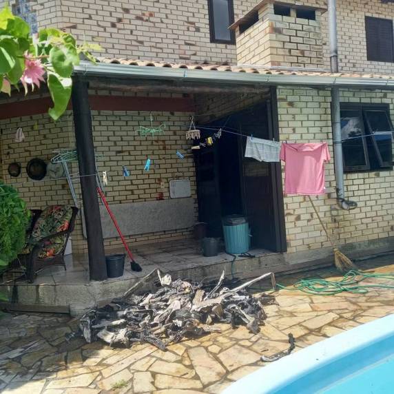 Casa é tomada por incêndio após proprietário usar gasolina para acender churrasqueira, em SC - foto 3