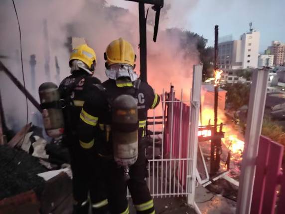 Residências eram de madeira. Corpo estava em cômodo que parecia ser o quarto, conforme bombeiros.