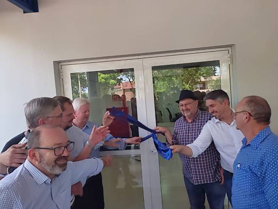 O investimento que contempla parcerias público e privadas envolve o apoio do Poder Público, recursos do hospital, doações através da doação de IR via Instituto John Deere ao Conselho Municipal do Idoso e investimento privado dos médicos Carlos Grun e Luis Gustavo Führ ? Clínica Image ? serviço de Ressonância.