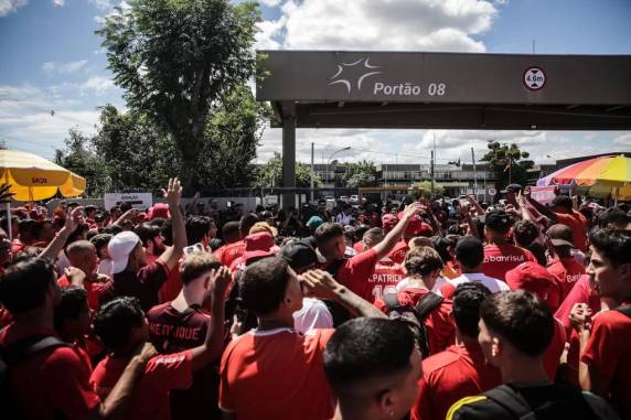 Borré é recebido com festa da torcida do Inter no aeroporto - foto 2