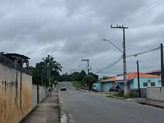 Casal estava junto há 12 anos e tinha uma filha de 11 anos. Crime ocorreu em Joinville. Homem não foi localizado até a tarde desta terça-feira.