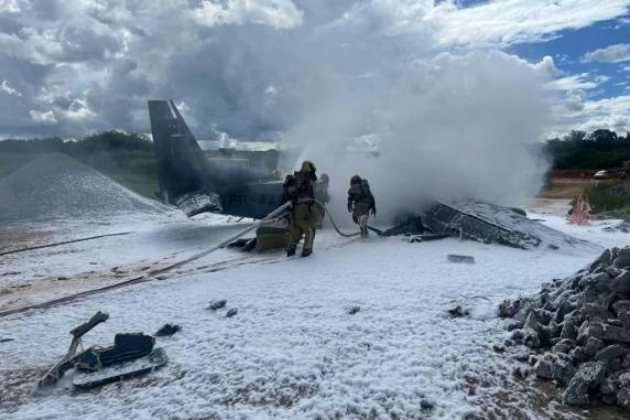 Uma terceira pessoa ficou ferida no acidente; aeronave perdeu altitude após decolar e caiu na lateral da pista do terminal