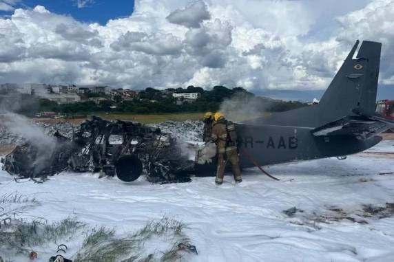 Uma terceira pessoa ficou ferida no acidente; aeronave perdeu altitude após decolar e caiu na lateral da pista do terminal