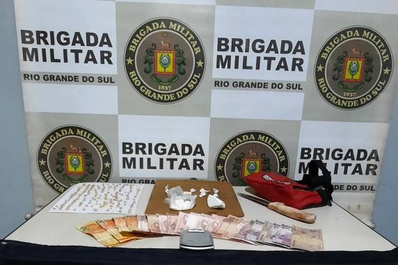 O suspeito ao perceber a aproximação da viatura policial empreendeu fuga a pé, sendo acompanhado e abordado em seguida.
