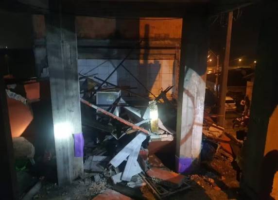 Dois botijões de gás ainda estavam vazando quando corporação chegou. Não havia ninguém no imóvel no momento. Vizinhos acionaram bombeiros após detonação.