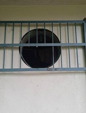 Presos do regime semiaberto conseguiram sair pelo pátio depois de serrar grades de um exaustor