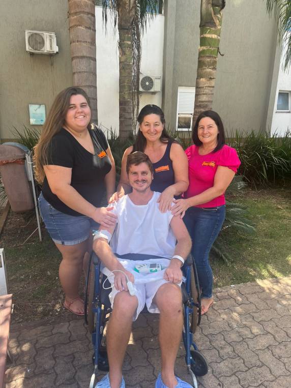 O passeio é realizado com os pacientes que estão orientados e conscientes. Eles passam por avaliação da equipe multiprofissional, e precisam apresentar condições físicas para sair por um tempo da UTI.