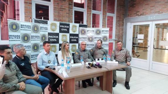 Polícia prende dois suspeitos de matar professora durante assalto em Portão - foto 3