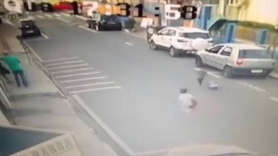 Dois meninos deixaram unidade pela porta da frente e saída foi flagrada por câmeras de segurança. Prefeitura abriu sindicância interna e afastou vigilante que estava no momento.