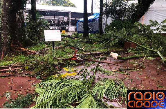 Fortes ventos na madrugada provocam estragos em Santo Ângelo - foto 4
