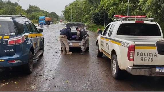 O veículo era conduzido por um homem de 55 anos, e, além de dois menores de idade, eram passageiros um homem de 30 anos e uma mulher de 32 anos.