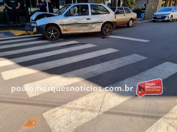 Colisão envolve dois automóveis e deixa uma mulher ferida no Centro de Três de Maio - foto 2