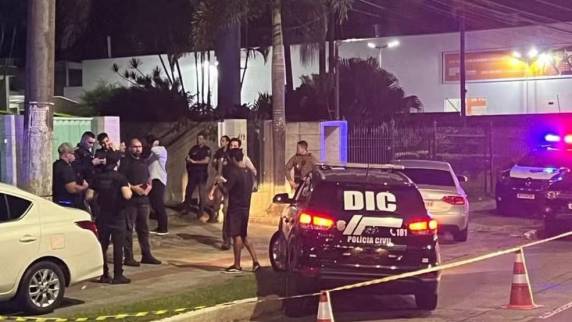 Corporação detalhou que homem tentou reagir a abordagem com uma faca, sendo neutralizado, mas não resistiu. Violência sexual e captura aconteceram em Itajaí.
