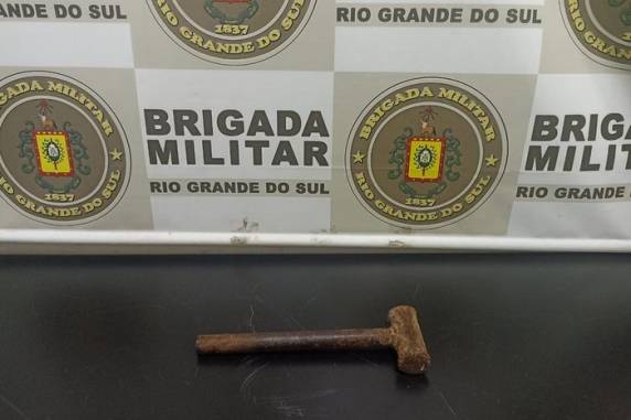 Detenção em flagrante aconteceu na Escola João de Césaro, na noite de sexta-feira (22); com ela, os policiais apreenderam uma marreta de ferro