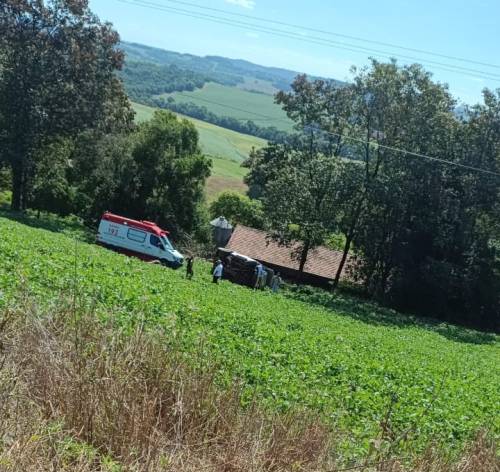 Caminhonete capotou em Santa Lúcia, no interior de Nova Candelária - foto 3