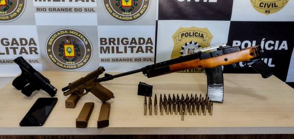 Conforme informações levantadas em investigação prévia, oriunda da região metropolitana, armas seriam transportadas por parte de facção criminosa atuante no Estado.