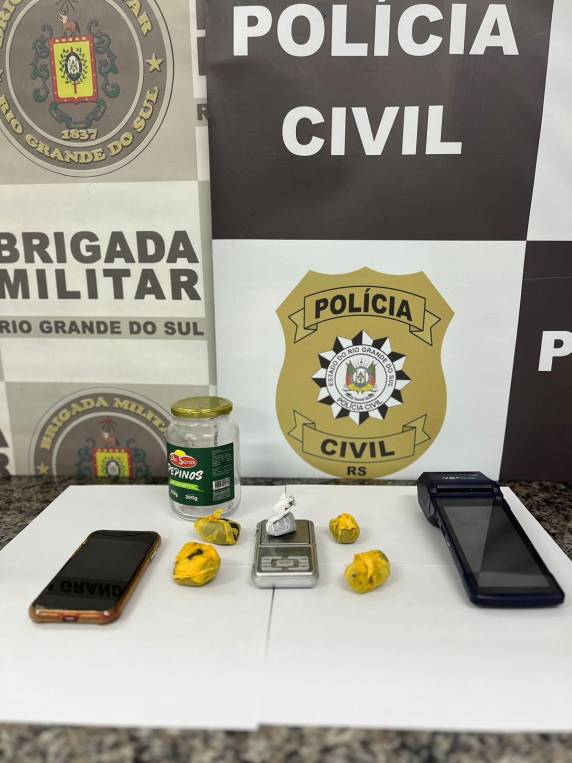 Na ação, um homem de 28 anos, natural de Porto Alegre, foi preso preventivamente. 