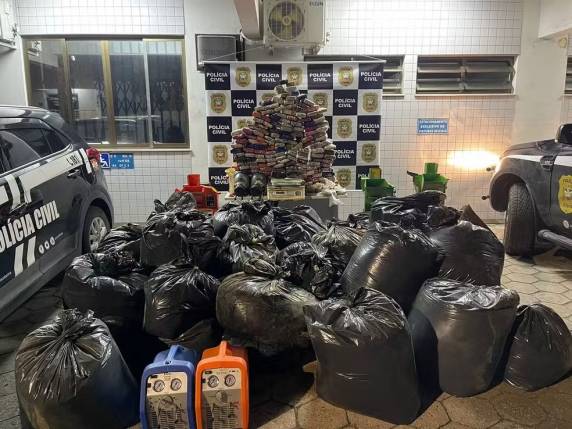 Polícia estoura laboratório inspirado em 'Breaking Bad' com fórmulas químicas e 1 tonelada de droga em SC - foto 3
