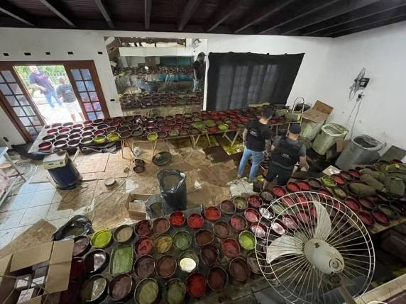 Polícia estoura laboratório inspirado em 'Breaking Bad' com fórmulas químicas e 1 tonelada de droga em SC - foto 2