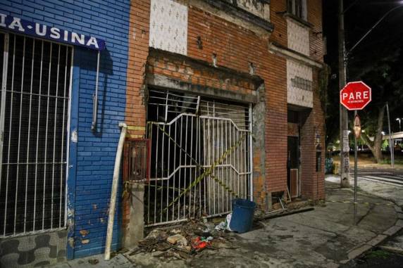 Espaço ocupado por moradores em situação de rua foi isolado pela Defesa Civil