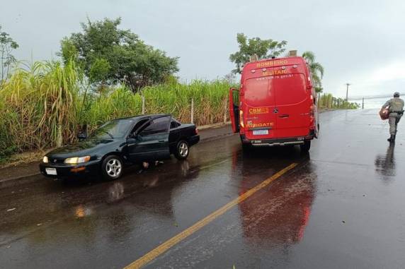 Carro Gol suspeito de ter sido utilizado no crime foi localizado queimado momentos depois