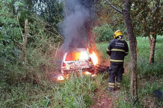 Carro Gol suspeito de ter sido utilizado no crime foi localizado queimado momentos depois
