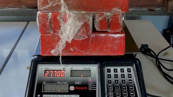 Casal é preso com quase 30 kg de maconha na SC-480 - foto 3