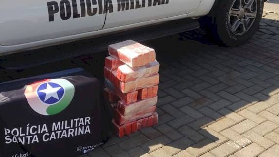Casal é preso com quase 30 kg de maconha na SC-480 - foto 2