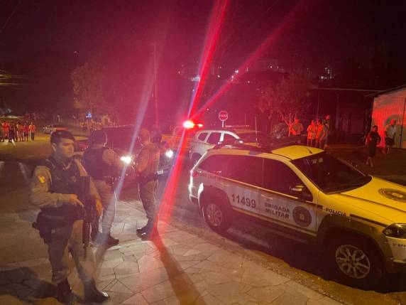 Ao chegar ao local, a guarnição encontrou dois homens, um dos quais disparou três tiros em direção à equipe, com uma pistola 9mm.