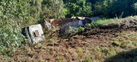 Carreta com 2 ocupantes tomba e fica presa entre árvores a cerca de 8 metros de altura em SC - foto 2