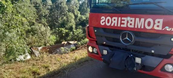 Carreta com 2 ocupantes tomba e fica presa entre árvores a cerca de 8 metros de altura em SC - foto 3