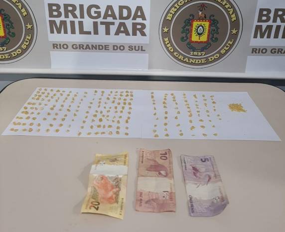 Durante a busca pessoal, com ele foram localizados: 03 malotes contendo 217 pedras de crack, R$ 35,00 em dinheiro. A arma informada não foi localizada.