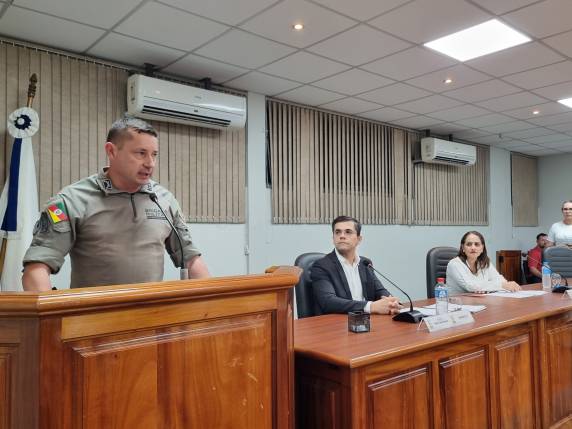 Vereadores prestam homenagem a policiais da Brigada Militar, em Três de Maio - foto 2