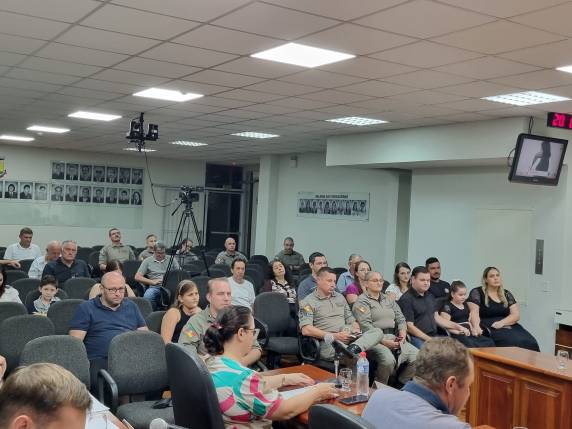 Vereadores prestam homenagem a policiais da Brigada Militar, em Três de Maio - foto 4